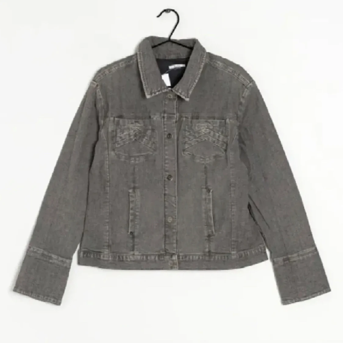 GrĂ„ jeansjackađ