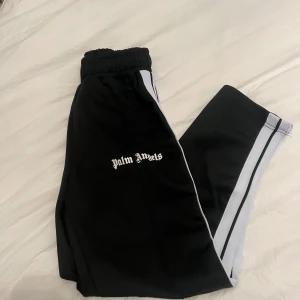Palm angels byxor - Säljer Palm angel byxor i svart storlek S
