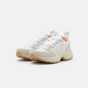 Veja Venturi -  Superanvändbara sneakers från märket Veja. Inköpta på arket och kostade 1500 kr. Har använt dem ett fåtal gånger men de ser relativt nya ut!! 