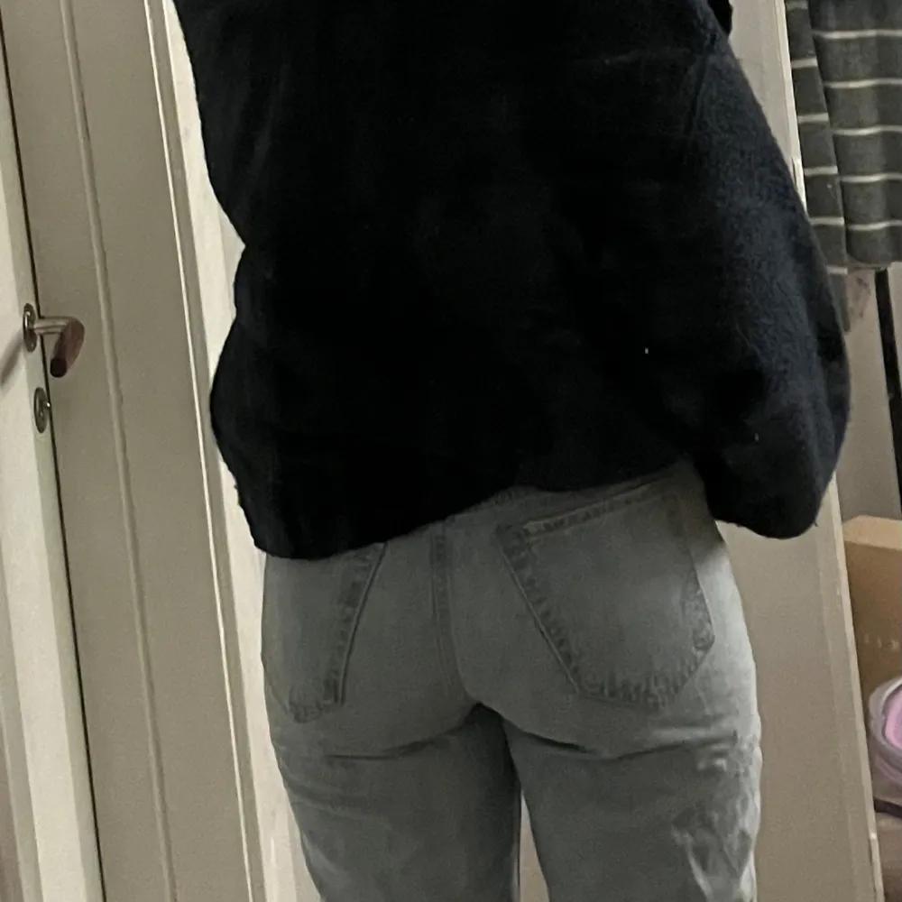 Säljer eftersom dem inte kommer till användning. Dem är i fint skick och sitter bra på mig som är 173cm🤍 Kom privat för fler bilder!. Jeans & Byxor.