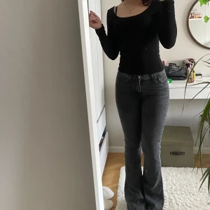 Svarta Bootcut jeans - Lågmidjade bootcut jeans från Gina Tricot, köpta för några månader sen men inte jätte använda. De är stretchiga och sitter fint men har liknande så dessa har inte kommit till användning 💕