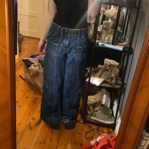 Snygga jeans💙🙀🙀❤️❤️ - Super snygga baggy jeans med fickor på sidorna som jag köpte ifrån urban outfitters❤️