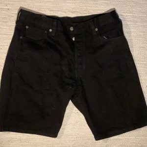 Levi’s jeansshorts svarta - 501 jeansshorts från Levi’s, storlek 34.  Mycket bra skick, använt de ett par gånger bara.  
