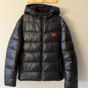 Hugo Boss Jacka  - Hej! Jag säljer nu min Hugo Boss jacka då jag köpt en ny jacka. Jackan var en present och kostade 3799kr på Zalando. Tål vind och regn ganska bra. Liten defekt (sista) bilden men har satt på en lapp så att den blivit som ny igen. Pris kan diskuteras.