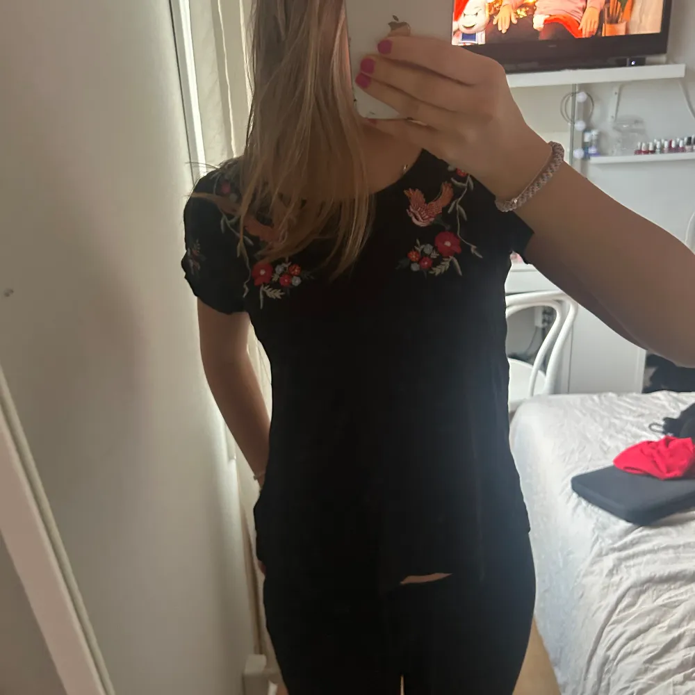 Snygg t-shirt med detaljer! Använd fåtalgånger 💕. T-shirts.