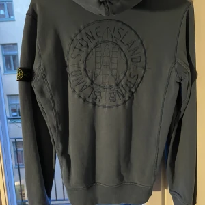 Stone Island hoddie med tryck Junior - Unik Ljusblå Stone Island hoddie med coolt tryck på ryggen. Skicka 10/10 som helt ny! Ny pris: 2000kr vårt pris: 649 Skriv vid frågor!