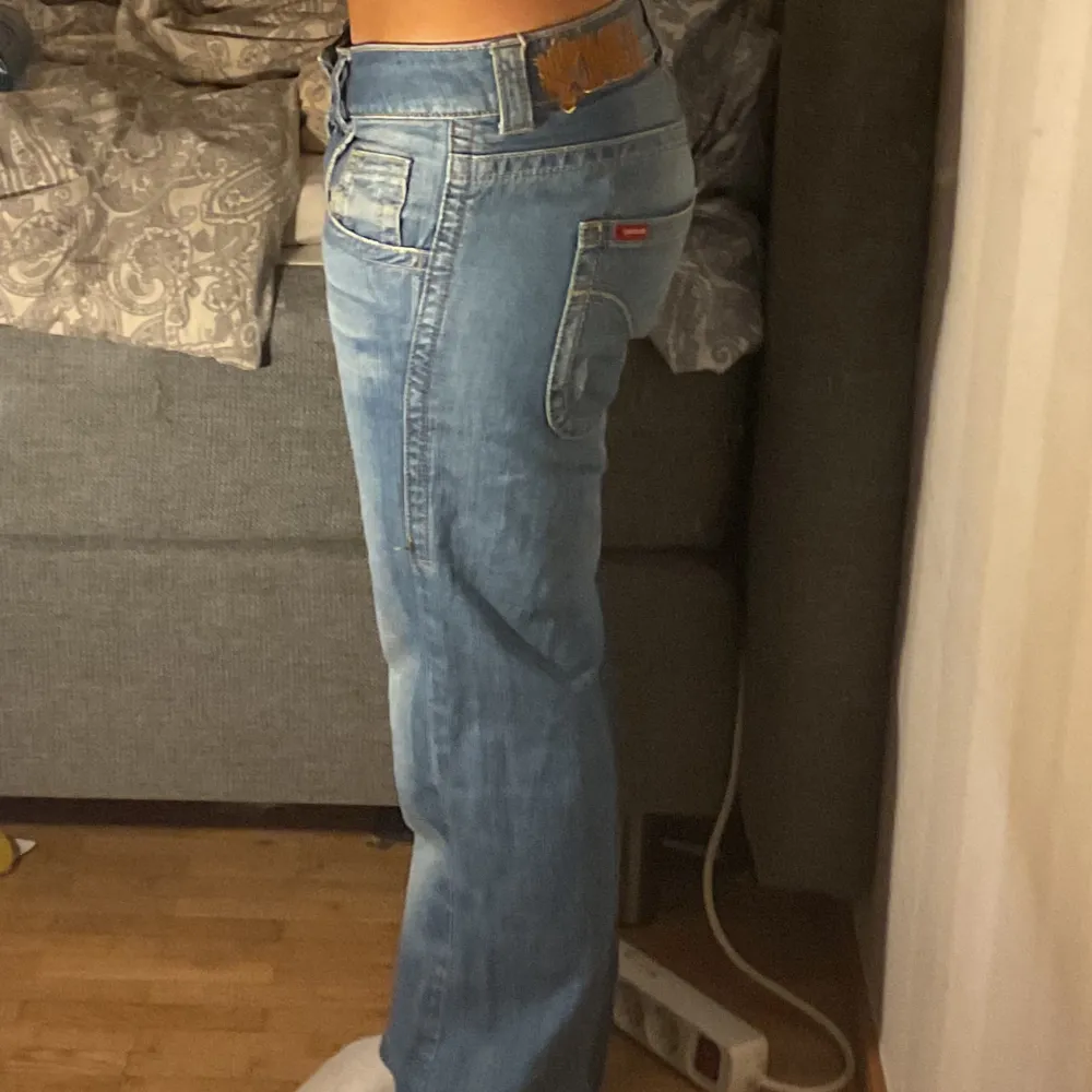 Lågmidjade jeans ifrån Blend, är tyvärr förstora för mig så kommer inte till användning. Skriv för fler bilder! Midjemått rakt över: ca 41cm, Innerbenslängden: 75cm💘. Jeans & Byxor.