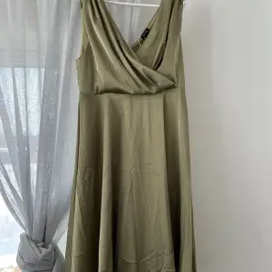 Grön klänning från Boohoo i storlek 44 Ny med lappar kvar, endast testad