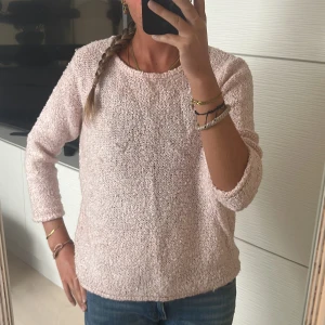Rosa stickad tröja  - Rosa stickad trekvartsärmad tröj från Gina. Köparen står för frakten💕