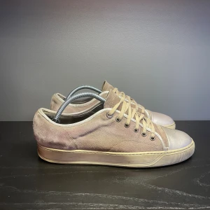 Lanvins  - Sällhet nu dessa ritkigt feta lanvins perfekta t vår/sommar🌟 storlek 8 vilket motsvarar ca 42,5👏små defekter o  mockan kan behöva en tvätt👟   Skriv vid frågor eller funderingar🤝 