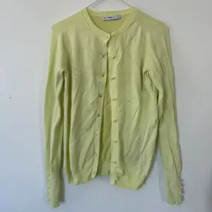 Jätte söt tröja jag köpte på tradera med lap kvar tycker den va för gul grön för min smak men valde spara den där av ingen lap kvar aldrig använd testad och tvättad.💚💛🌻Storlek: S Jag köpte den för 150kr
