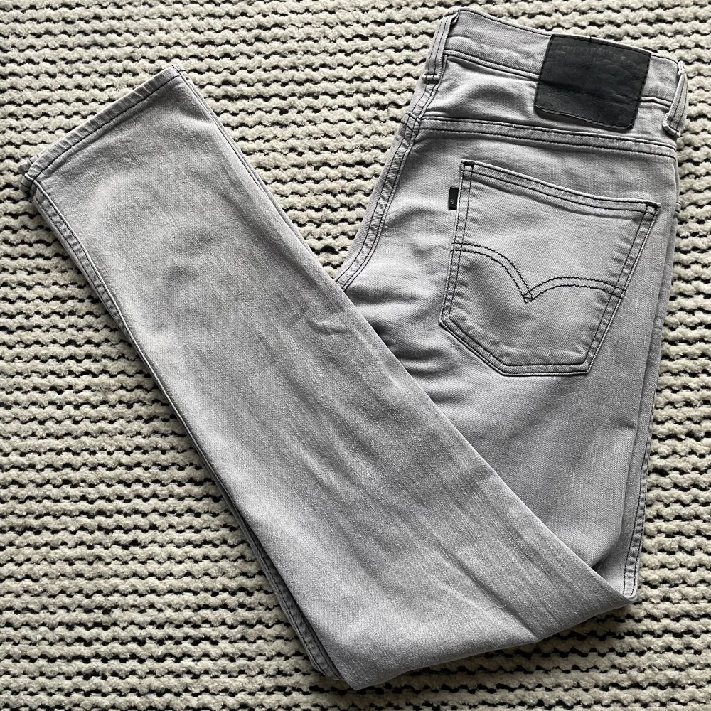 Sköna Levis jeans i väldigt nice färg och bra passform. Modellen på bilden är ca 183 cm. Jeansen är väldigt fint skick. Kontakta oss för fler frågor och funderingar!. Jeans & Byxor.