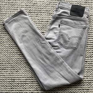 Sköna Levis jeans i väldigt nice färg och bra passform. Modellen på bilden är ca 183 cm. Jeansen är väldigt fint skick. Kontakta oss för fler frågor och funderingar!