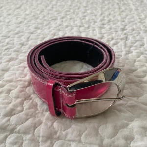 Rosa skärp - Snyggt rosa glansigt skärp med silver fäste. Skriv om ni har några frågor🌸