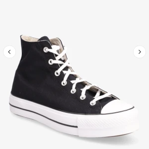 Converse med hög sula  - Säljer mina Converse med högre sula. Väldigt fint skick’ 💕  Skriv för biler på skorna 