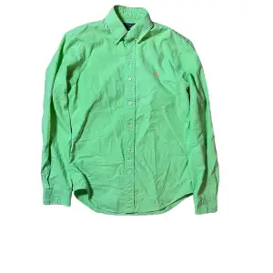 En skön Grön Ralph Lauren Slim fit skjorta i storlek S men passar M inga defekter eller fläckar skriv gärna om ni har några ytterligare frågor👯‍♀️👯
