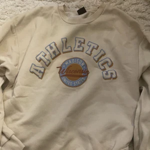 Sweatshirt - Säljer denna söta sweatshirt då den inte kommer till användning. Varan har inga defekter, men varan är väl använd. Köp via köp nu 🩷