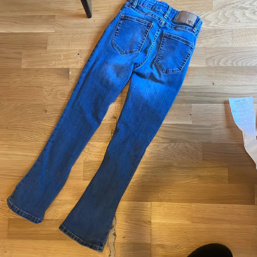 Ett par flare jeans från lager 157 barnavdelning.Jätte bra skick då jag bara använt dem typ 3 ggr.Säljer pga att dem tyvärr inte används här hemma 💗. Jeans & Byxor.