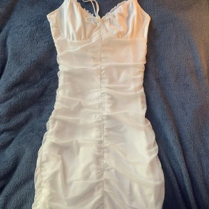Klänning  - Jättefin,oanvänd,vit sommarklänning i stretchigt material.