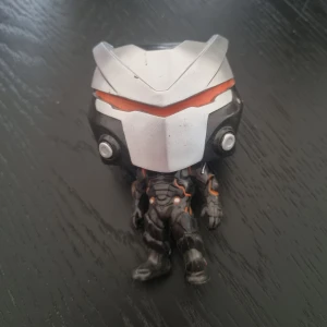 Funko POP-Fortnite Omega (Utan kartong)! - *Skick enligt bilderna, snälla se alla bilderna! Hjälper min Lillebror att sälja sin Funko Pop-figur, Fortnite Omega. Han har haft den i många år så den har ngr repor på framsidan (se bilderna) annars är den i fint skick. Endast, stått på display.  