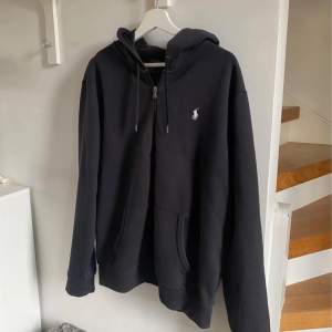 Ralph lauren zip hoodie i jättebra skick. Den är köpt i oktober men knappast använd. Storlek S Köparen står för frakten  Kan gå ner lite i pris