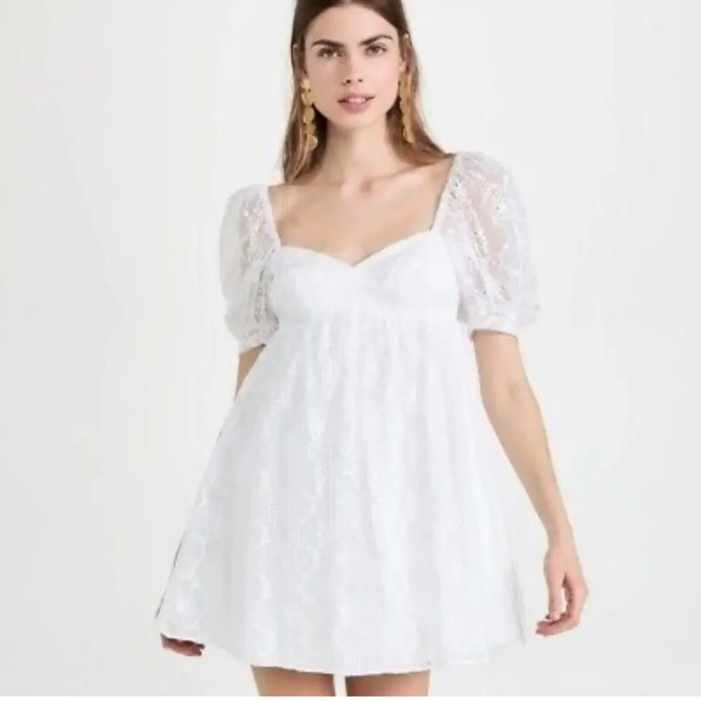 Säljer denna superfina klänningen från Amanda Uprichard! Aldrig använd och perfekt till sommaren eller studenten❤️  Är i M men passar även S. Köpte för 2000❤️. Klänningar.