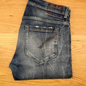 Dondup George jeans - Säljer nu ett par riktigt eftertraktade Dondup George jeans. Just denna modell och färg är slutsåld överallt. Skick 9,5/10 använd 3 gånger. W34 men passar som W31-32