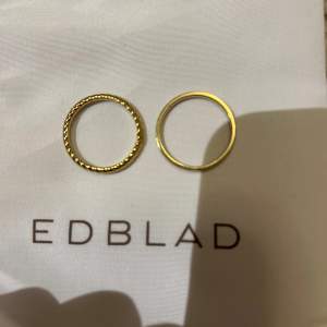 Säljer dessa snygga och simpla ringar i guld från Edblad! Snygga att stapla! Inköptes innan jul men är i fint skick utan några skavanker! Storlek L (18,5 mmm) och passar för medelstora händer 💓💓 NYPRIS: 200 kr för båda (originalpris var 299 kr/ring)