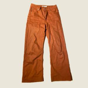 Orangea byxor i jeans material