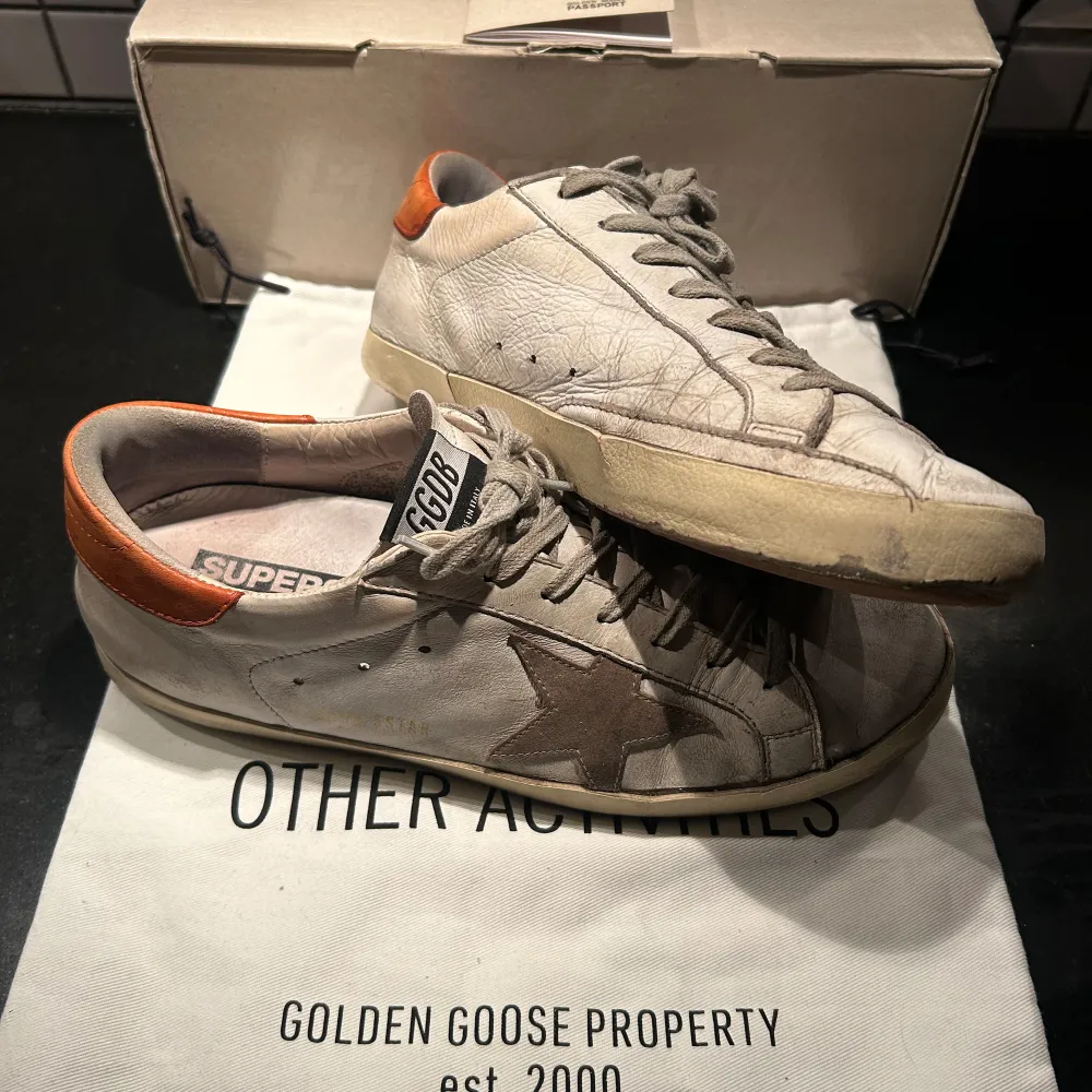 Tja säljer dessa feta golden goose i färgen vit och orange i storlek 42, dessa skor är väl använda men har mycket kvar att ge, perfekt nu till våren/sommaren. Allt og. Cond 6.5/10  Vid eventuella frågor är det bara att höra av sig!. Skor.