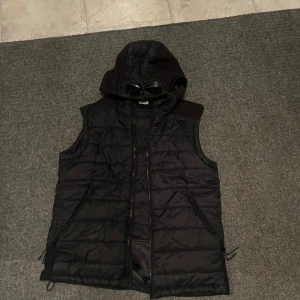 CP company - Säljer nu min cp väst med glasögon. Aldrig använd så cond är 10/10. Jag bytte med en från Plick men kände att de inte va min stil. Pris går att diskutera vid snabb affär