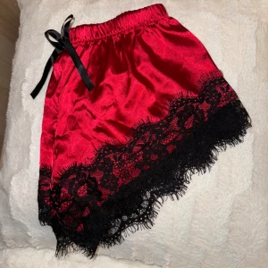 Pyjamas shorts satin med spets - Fint skick, storlek XS men passar S/M, materialet är töjbart. Frakt: 18kr som billigast med frimärke men kan postas på det sätt man vill, postbevis skickas alltid för bådas säkerhet.💗💕🥰