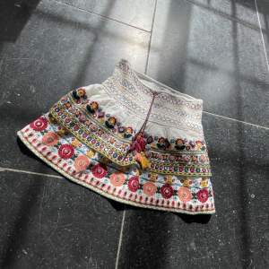 Så cool och unik kjol från Zara som är perfekt nu till sommarn, superfint skick bortsett från några få sömmar och paljetter som har gått upp, skriv gärna privat om eventuella frågor💘😇