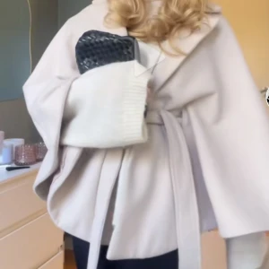 Jacka - Säljer denna jättefina jackan/poncho från bubbleroom, helt slutsåld!! säljer då den inte riktigt kommer till användning❤️‍🔥 pris går att diskuteras!! Storlek 38 men skulle säga passar allt mellan storlek 34-40