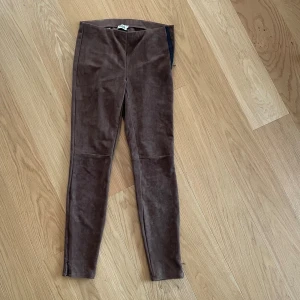 Mockabyxor Twist & Tango - Bruna mockabyxor/tights från Twist & Tango, aldrig använda.  Dragkedja/slits vid sidan och benslut/anklar.    Nypris: 1600kr  Material: Mocka imitation  Storlek: S