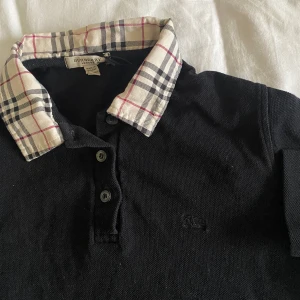 Burberry - En långärmad polotröja från Burberry. Mycket trevlig tröja som drar mycket uppmärksamhet till sig.