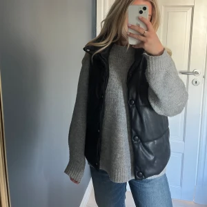 Svart väst från NA-KD - Säljer nu denna snygga väst i skinn material från NA-KD! Använd ett fåtal gånger och är i fint skick, skriv för intresse!😊