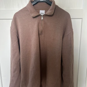 Half zip - Stilren half zip i fint skick. Alla priser är diskuterbara. Tveka inte på att skriva vid funderingar🤩