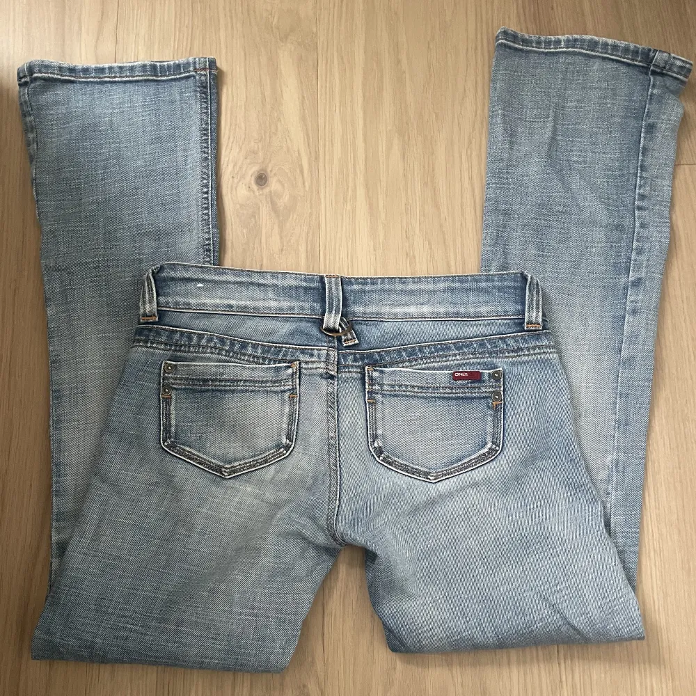 Vintage lågmidjade bootcut jeans ifrån only💞superfin färg, modell etc Midjemått: 37 Innerbenslängd: 75💞. Jeans & Byxor.