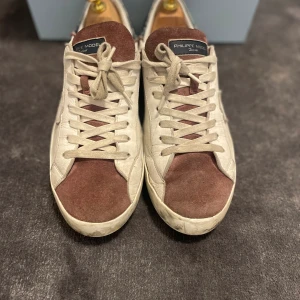 Philippe models - Feta Philippe models | skick 7-8 | riktigt trendiga skor | box tillkommer via köpa av skorna. Lite smutsiga men går att tvätta. Mvh tigerresell🔴