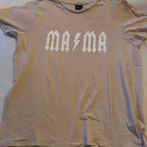 ”Mama”-T-shirt i storlek M från Ginatricot. Fint skick. Finns katter i hemmet 