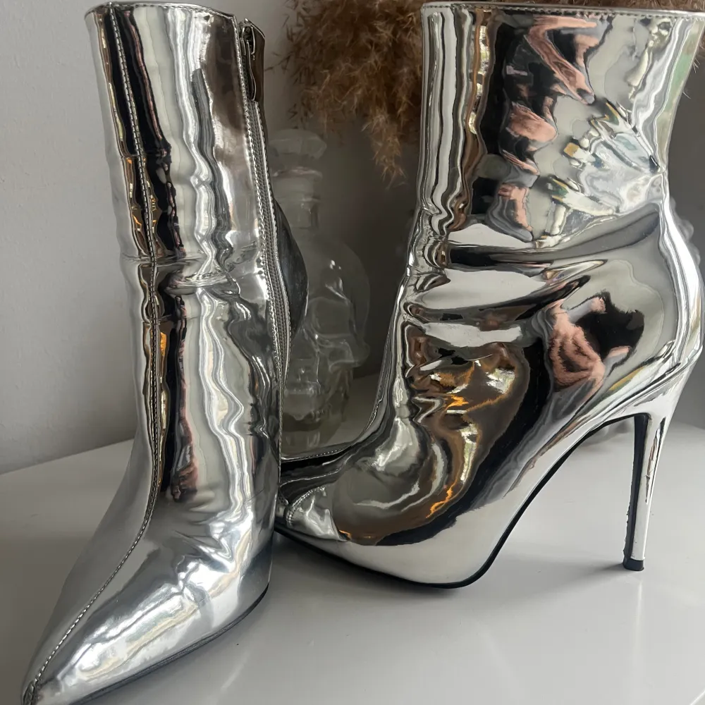 Metalliska ankle boots från luxe to kill. Aldrig använda  . Skor.