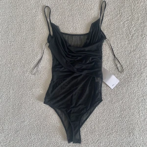 ZARA svart stretchig body i mesh - Ny med tags kvar. Utan anmärkningar.