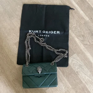 Kurt Geiger väska  - Säljer denna Kurt Geiger väska I sparsamt skick, med lite små defekter. Säljer endast vid bra bud.❤️ pris kan diskuteras lite❣️tryck gärna på köp nu❤️nypris 2000kr+