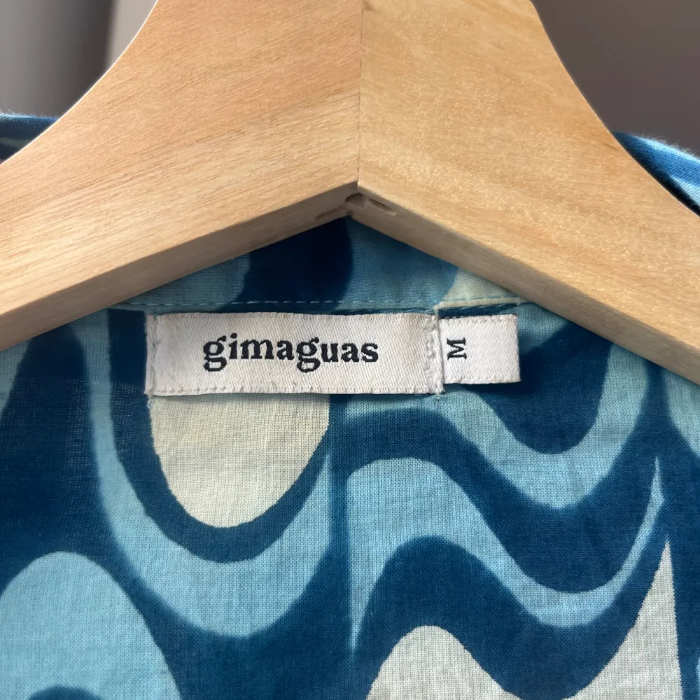 Gimaguas Blue Ma'am Waves Shirt! Superfin som den är eller över en tröja.  Strlk M, passar ca 36-42   Småfläckar som drar ner priset, syns knappt alls! . Blusar.