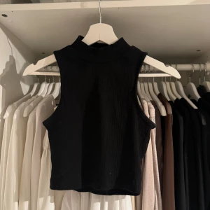 Svart topp - Säljer denna fina svarta topp från lager 157✨ skulle säga att storlekarna mer är xs/s✨ Skriv om ni vill ha fler bilder🩷