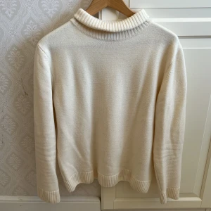 Stenstöms Turtleneck  - Säljer nu denna riktigt snygga stenströms turtlenecken då den är för liten för mig. Den är gjord på 100% merinoull och skick är runt 9/10