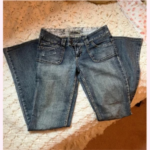 Lågmidjade jeans - Mina första par lågmidjade jeans! Som är JÄTTE SNYGGA🩷🩷🩷🩷 men det är dax att de ska vidare till någon annan nu🩷. 38cm i midjan! Passar 36/38/40! Stretchigt jeans material. 80cm i innersöm & jag är 170cm! Inga defekter. Kram E