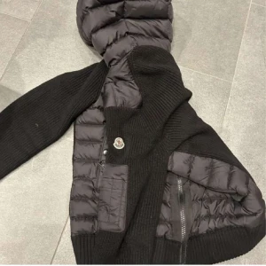 Moncler Cardigan M - Säljer min sparsamt använda Moncler Cardigan då den inte kommer till användning längre. Inga defekter 