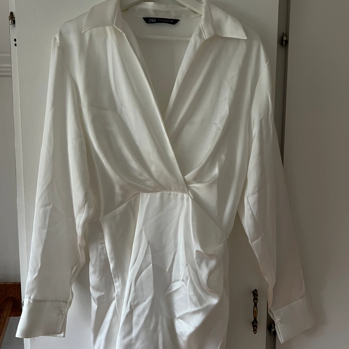 Vit satin klänning - 90